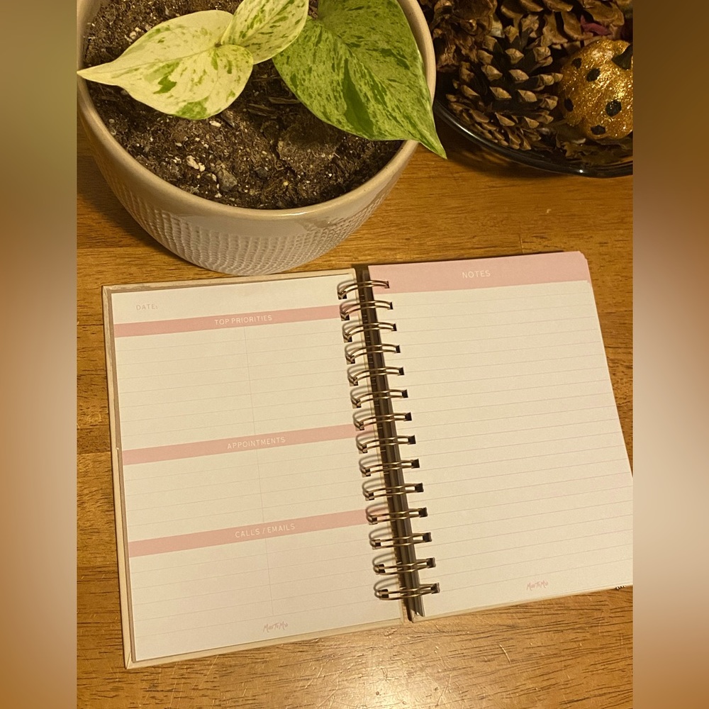 Miss to Mrs Blank Wedding Planner w/ Countdown Calendar - Picture 5 of 7